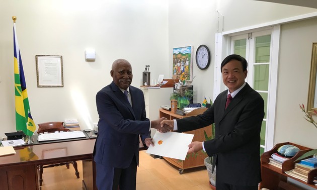 Đại sứ Việt Nam Đào Thành Chung trình Quốc thư tại Saint Vincent và Grenadines