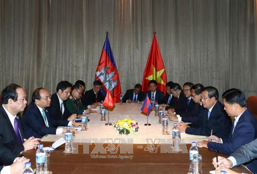 Thủ tướng Nguyễn Xuân Phúc gặp Thủ tướng Campuchia Samdech Techo Hun Sen