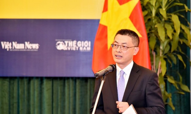 Đại sứ Đặc mệnh Toàn quyền Việt Nam  tại Vương quốc Campuchia trình Quốc thư lên Quốc vương 