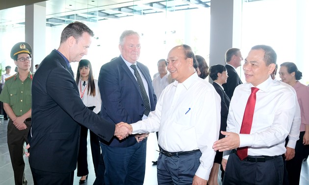 Thủ tướng Nguyễn Xuân Phúc thăm và làm việc tại Tổ hợp nhà máy sản xuất ô tô, xe máy điện VinFast