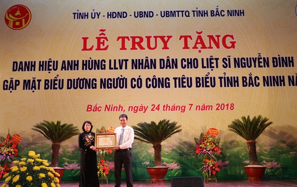 Phó Chủ tịch nước trao danh hiệu Anh hùng LLVT Nhân dân cho Liệt sỹ Nguyễn Đình Xô