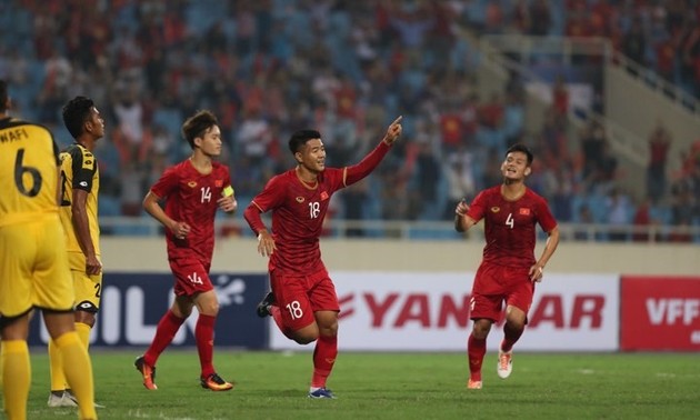 Thắng đậm Brunei, U23 Việt Nam tạm thời vươn lên dẫn đầu bảng đấu
