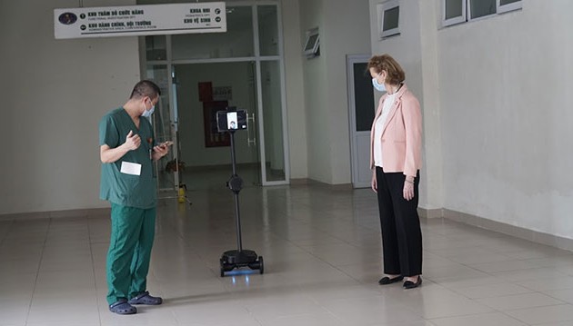 UNDP trao tặng robot giúp bác sỹ tuyến đầu chẩn đoán, điều trị bệnh từ xa