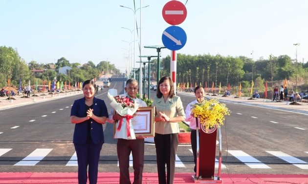Thủ tướng Chính phủ tặng Bằng khen cho cụ ông hiến 7.000 m2 đất làm đường giao thông