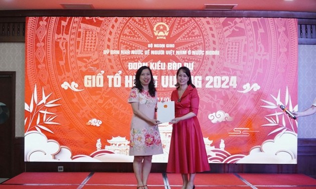 Bộ Ngoại giao trao thư chúc mừng bà Cao Hồng Vinh, người gốc Việt đầu tiên trúng cử Hội đồng quận ở Ba Lan