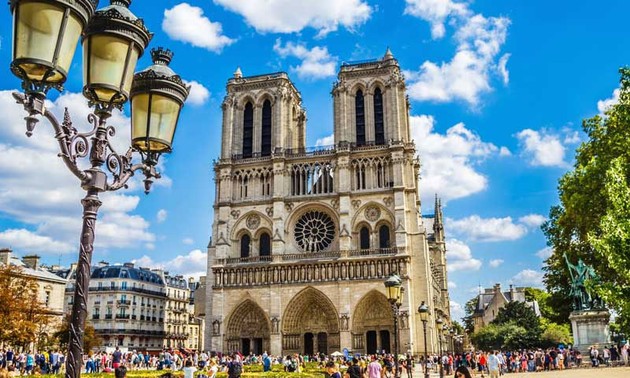 Vẻ đẹp tuyệt vời của Nhà thờ Đức Bà Paris trước vụ cháy