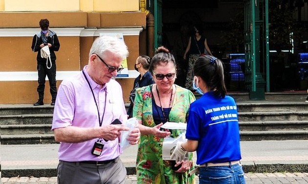 Thành phố Hồ Chí Minh phát miễn phí hàng ngàn khẩu trang y tế cho du khách