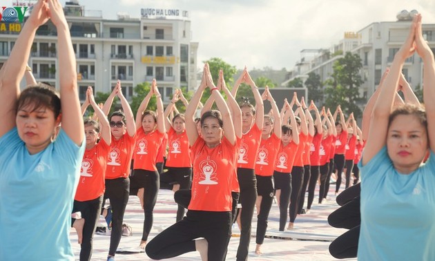 3.000 người đồng diễn yoga bên vịnh Hạ Long