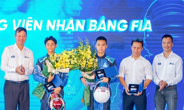 Hai thiếu niên Việt Nam được cấp bằng VĐV đua xe ô tô thể thao chuyên nghiệp