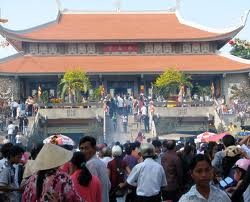 La costumbre vietnamita de visitar pagodas en el año nuevo lunar