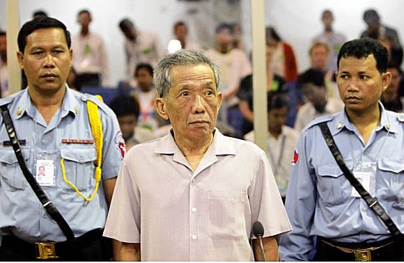 Cambodia condena a cadena perpetua a Kang Guek, alias "Duch"