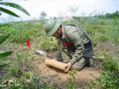 Vietnam incentiva eliminación de secuelas de las bombas y minas en posguerra
