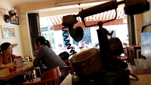La cafetería de coleccionistas de objetos antiguos en Hanoi