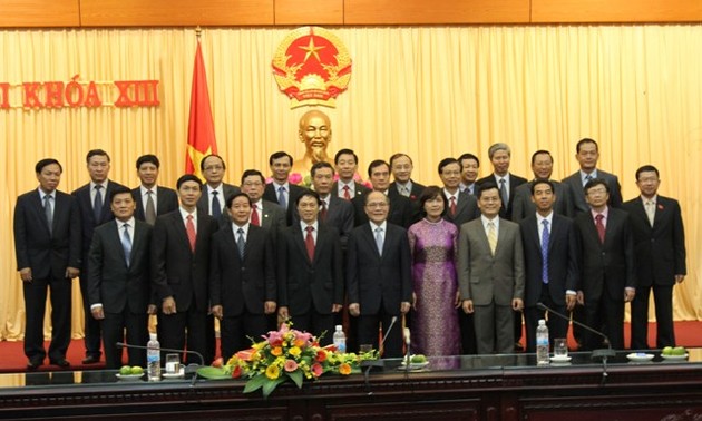 El presidente parlamentario vietnamita dialoga con jefes de representación nacional en ultramar