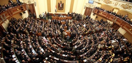 Disuelven senado de Egipto, suspendido de la Unión Africana