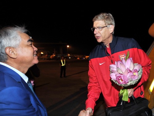 Saludan aficionados vietnamitas a los futbolistas de Arsenal