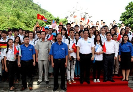 Jóvenes vietnamitas residentes en el exterior conocen de la demarcación fronteriza