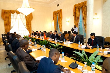 Canciller vietnamita concluye visita a Angola