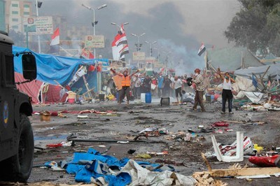 Al menos 700 muertos en sangrientos enfrentamientos en Egipto