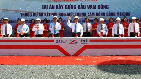 Primer ministro de Vietnam en primera piedra del puente Vam Cong