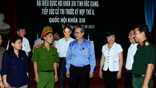 Viceprimer ministro Nguyen Thien Nhan contacta con electorado de provincia de Bac Giang