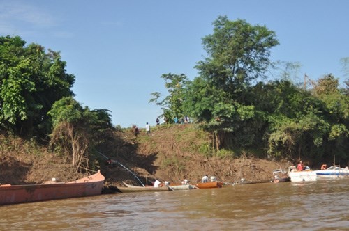 Inician búsqueda de víctimas del avión laosiano accidentado en el río Mekong