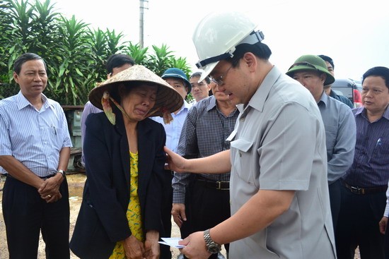 Continúan esfuerzos para ayudar a víctimas de inundaciones en Vietnam