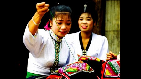 Devoción de la minoría étnica Thai en Muong Lay por preservar su cultura 