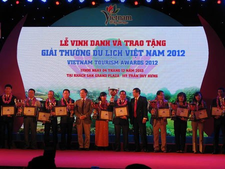 Entregan premio “Tursimo Vietnamita 2012”