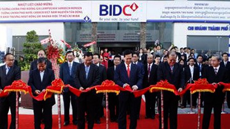 Inauguran séptimo sucursal bancario de Vietnam en Camboya