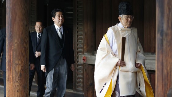 Critican países visita de premier japonés a polémico templo 
