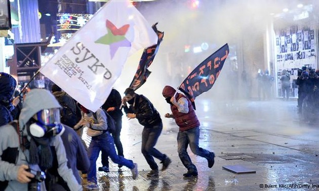 Turquía: más renuncias, protestas y represión alimentan crisis