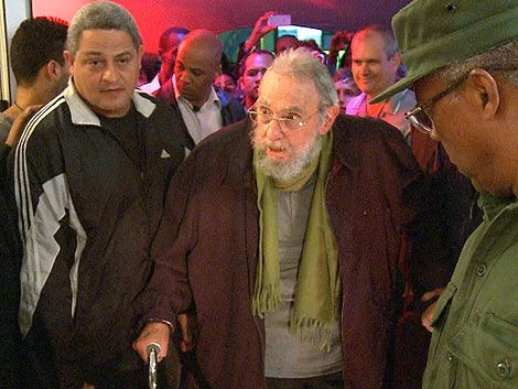 Fidel reaparece en público tras ausencia de nueve meses