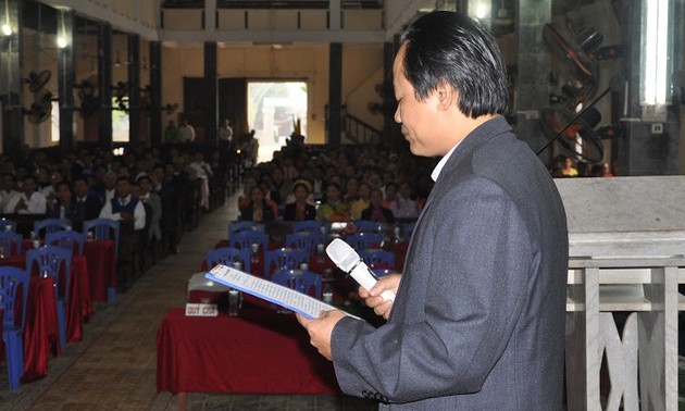 Sacerdote Nguyen Van Ky se involucra activamente en la construcción del nuevo campo