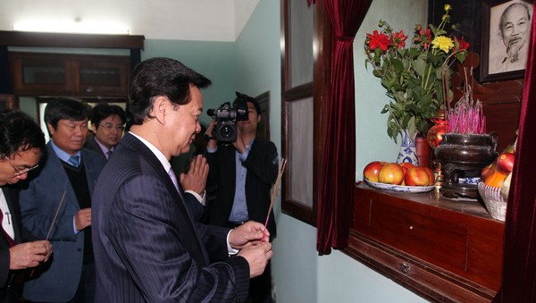 Primer ministro ofrenda inciensos en la reliquia Ho Chi Minh