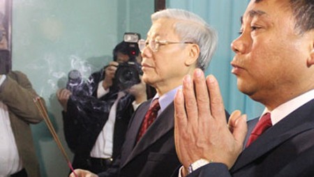 Dirigente partidista ofrenda inciensos a Ho Chi Minh