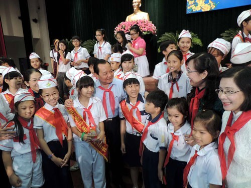 Dirigentes de Ciudad Ho Chi Minh sostienen encuentros con niños