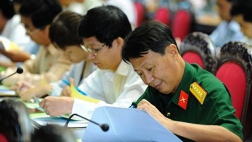 Diputados vietnamitas siguen discutiendo importantes leyes