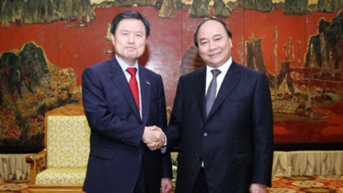 Viceprimer ministro Nguyen Xuan Phuc recibe al alcalde de ciudad surcoreana Busan