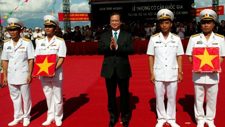 Abandera primer ministro de Vietnam sus dos  primeros submarinos