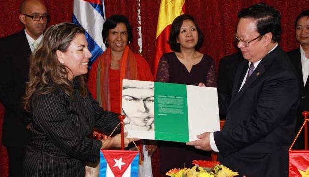 Organizaciones de amistad de Vietnam y Cuba firman acuerdo de cooperación