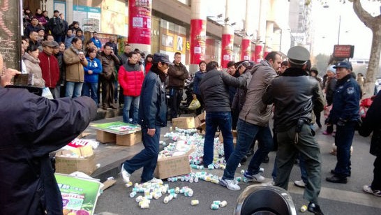 Manifestaciones convertidas en choques violentos en Hangzhou, China