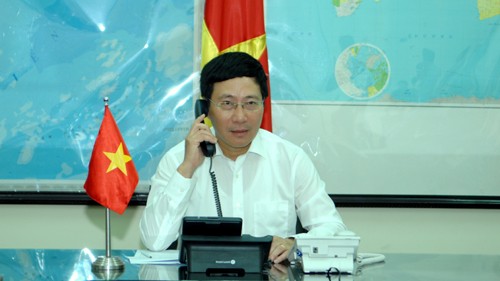 Canciller vietnamita intercambia con homólogos extranjeros sobre tensiones en el Mar Oriental