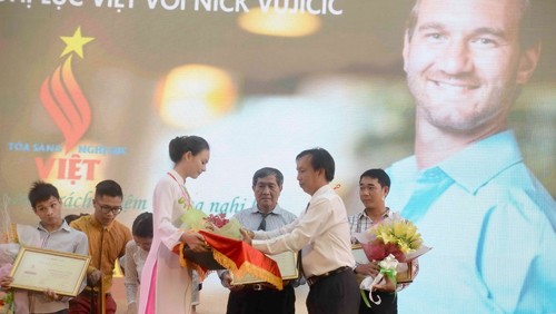Nick Vujicic comparte con los vietnamitas que se superan