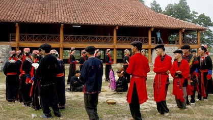 Ceremonia de pedir por la tranquilidad-rasgo cultural de los Dao Thanh Y 