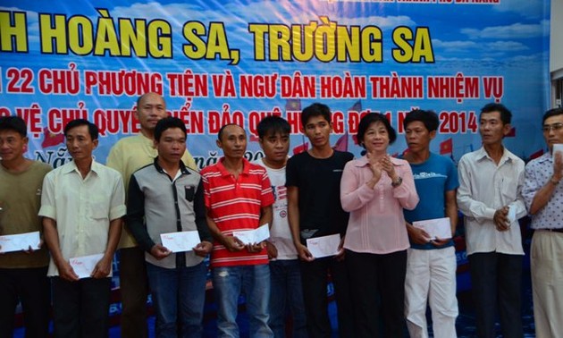 Ayudan a pescaderos de Da Nang en su trabajo en el Mar Oriental