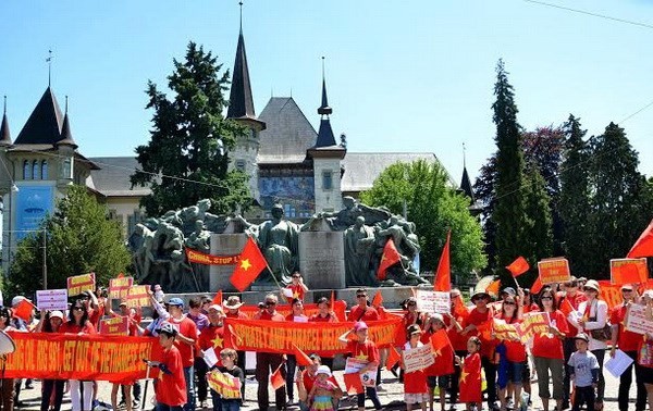 Vietnamitas y amigos internacionales en Suiza protestan actos violatorios chinos