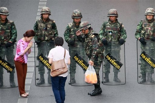 Tailandeses apoyan la Junta militar