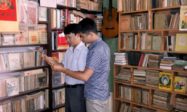 Jóvenes amantes de la lectura y su afición a libros y periódicos antiguos