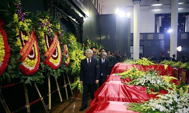 Funerales de 18 soldados de fuerzas aéreas de Vietnam fallecidos en el desempeño de la función